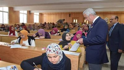 رئيس جامعة المنوفية يتابع امتحانات 