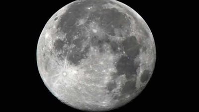 4 تساؤلات عن القمر.. لم تستطع 