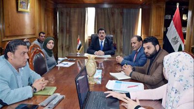 محافظ القليوبية يناقش تطوير المراكز التكنولوجية