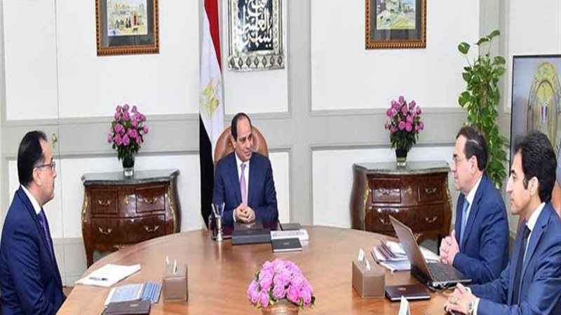 الرئيس السيسى يستعرض