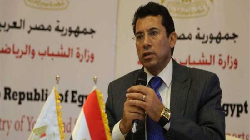 أشرف صبحي يشهد مباراة