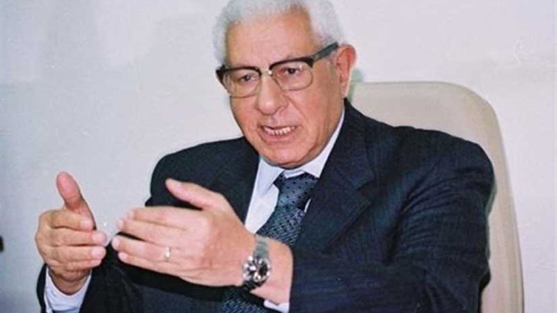 مكرم محمد أحمد يهنئ