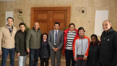 أشرف صبحي يلتقي مجموعة من الأبطال الرياضيين من ذوي القدرات الخاصة