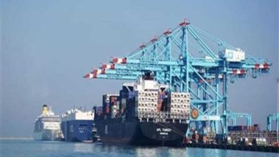 انتظام الشحن والتفريغ بميناء الإسكندرية