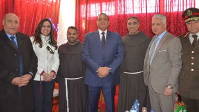 محافظ البحيرة والقيادات التنفيذية يقدمون التهنئة لراعى الكنيسة الكاثوليكية بدمنهور