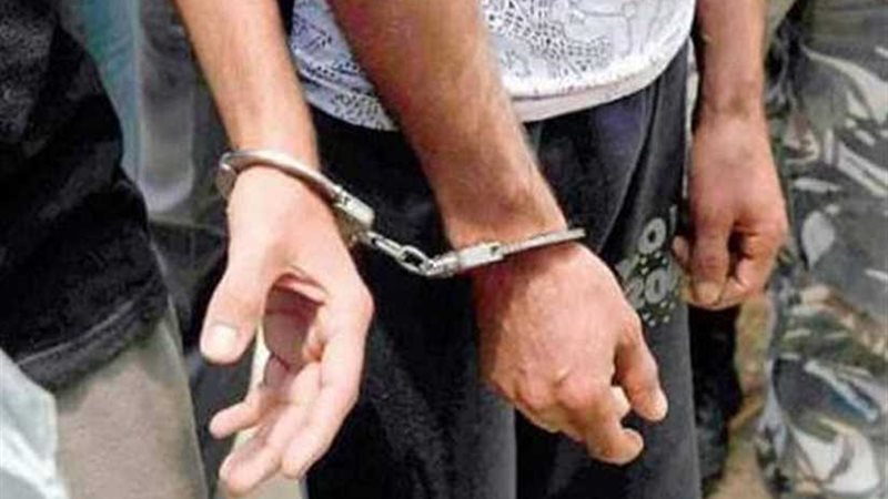 سائق وعاطل يسرقان