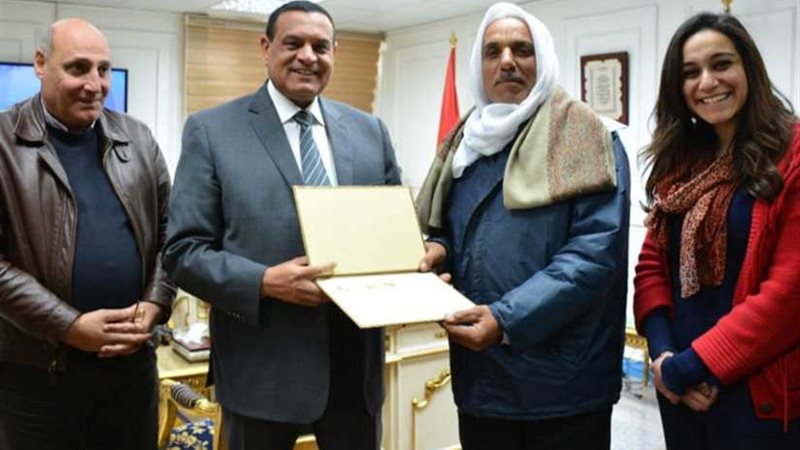 آمنة يكرم عامل مزلقان..