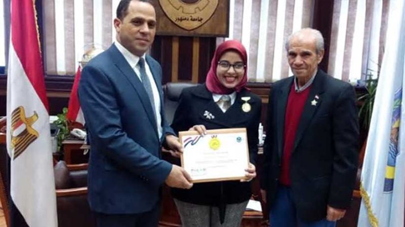 وسام التميز لطالبة