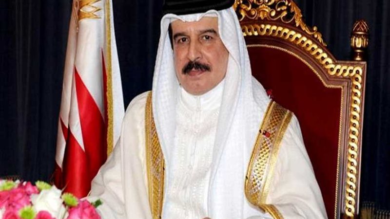 ملك البحرين يشيد