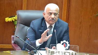 محافظ السويس: تطبيق لائحة جديدة لإعلانات الطرق لتطوير الموارد المالية