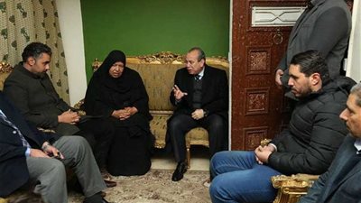 محافظ كفر الشيخ يعزي أسرة الطبيبة التي تم ذبحها هي وأولادها