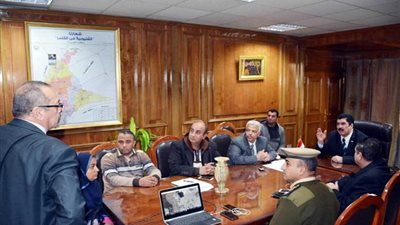 محافظ القليوبية يبحث رصف وتمهيد طرق الخانكة