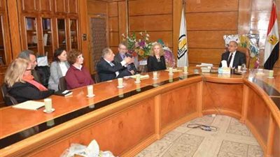 رئيس جامعة أسيوط يلتقي مسئولي مشروع 