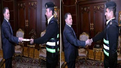 تكريم ضابط وأمين شرطة لضبطهما تاجر مخدرات في مطاردة بالجيزة 