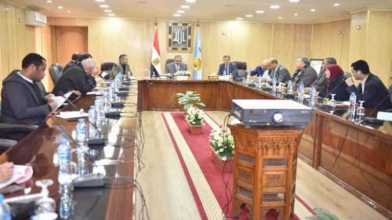 محافظ أسيوط يلتقي