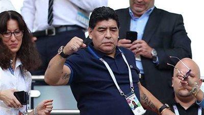 مارادونا يغادر المستشفى بعد عملية جراحية..(صور)