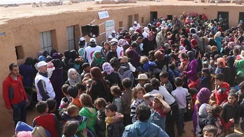 آلاف السوريين يغادرون