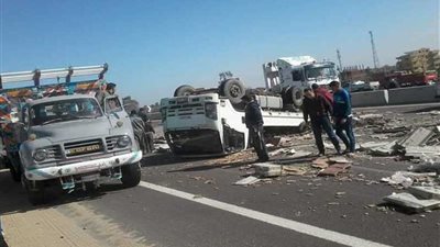 الحمولة الزائدة وراء انقلاب سيارة بـ