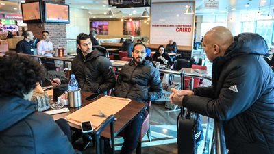 بعثة الأهلي تغادر القاهرة لمواجهة شبيبة الساورة الجزائري