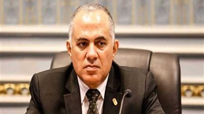 وزير الري يستمع للمزارعين ويستطلع آراءهم في خدمات توصيل المياه