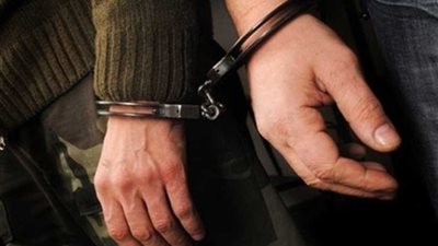 ضبط هارب بحوزته أسلحة نارية ومخدرات في مصر القديمة