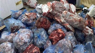 ضبط 2.5 طن لحوم غير صالحة بمطعم 