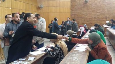 رئيس جامعة دمنهور يوزع شوكولاتة بلجان الطب البيطري.. 