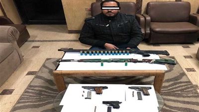 ضبط 5 أسلحة بحوزة عامل بأسيوط