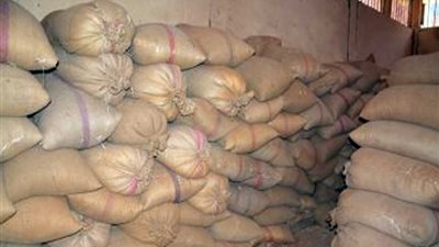 ضبط سيارتين محملتين بـ136 طن أقماح مهربة