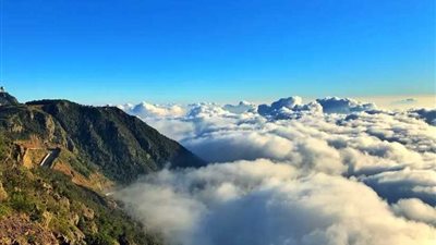 شاهد.. السحب تعانق قمم جبال السودة السعودية