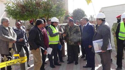 رئيس جامعة المنيا يتفقد نموذجًًا لغرفة مريض بمبنى مستشفى ثلاثي الأجنة