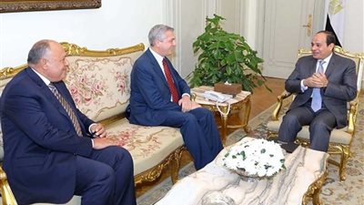 موجز الرابعة.. السيسي يستقبل المفوض السامي للأمم المتحدة لشئون اللاجئين 