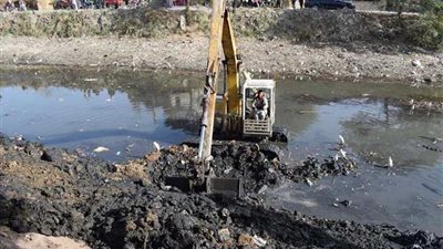 تطهير ترعة سري باشا بأبوقرقاص للارتقاء بمنظومة الري
