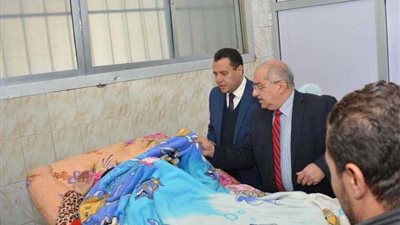 رئيس جامعة أسيوط يكشف على طالبة بالمدينة الجامعية.. صور