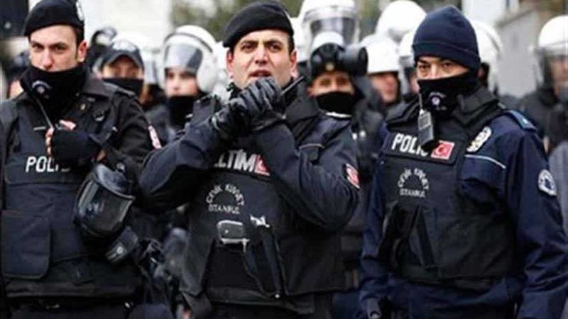 السلطات التركية تأمر