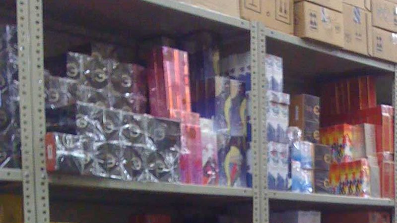 ضبط مخزن عطور مجهولة