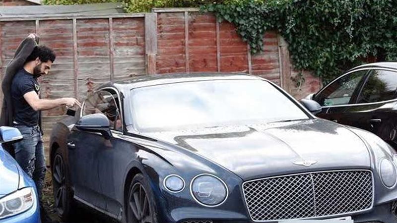 محمد صلاح يشتري سيارة