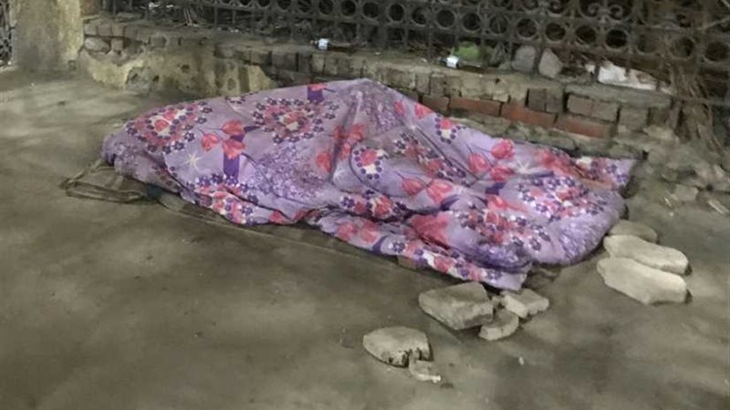 مسن يحتمي بجلدة في