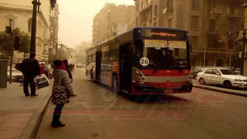 عاصفة ترابية تضرب