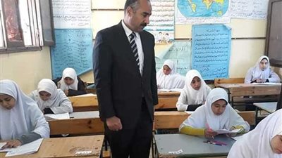 الفولي يتفقد الامتحانات بالواحات البحرية