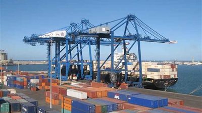 ميناء دمياط يستقبل سفينة حاويات رغم الظروف الجوية السيئة