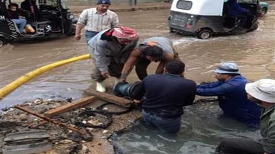 كسر ماسورة مياه يغرق شوارع كفر الزيات