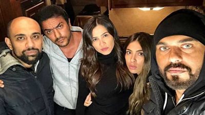 ياسمين عبدالعزيز تحتفل بعيد ميلادها مع فريق عمل 