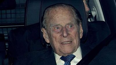 تفاصيل حادث زوج ملكة بريطانيا وسحبه من سقف السيارة (صور)