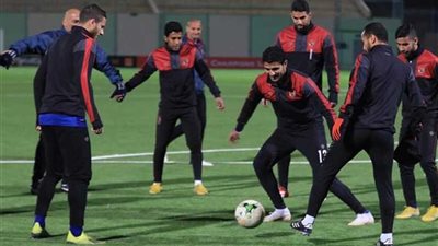 الأهلي يرتدي زيه التقليدي فى مباراته مع شبيبة الساورة الجزائري