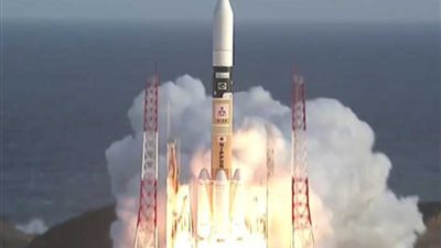 اليابان تطلق صاروخاً يحمل 7 أقمار صناعية إلى الفضاء
