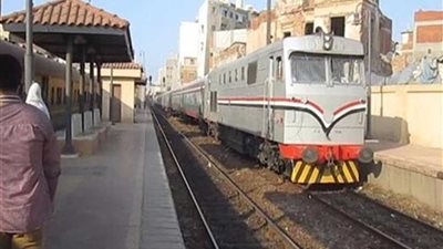 السكة الحديد: دراجة بخارية اقتحمت مزلقان فرشوط أثناء غلقه لمرور القطارات