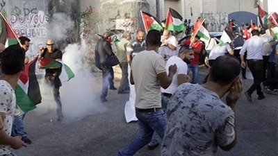 إصابة 30 فلسطينيا خلال قمع الاحتلال الإسرائيلي للمسيرات السلمية