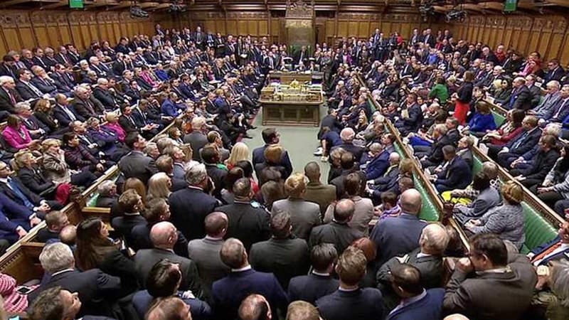 حكومة ماي تنجو من