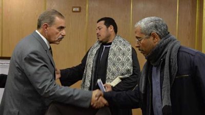 محافظ أسيوط ونائب مدير مطار أسيوط الدولي يلتقيان أسر المتوفين بالكويت..(صور)